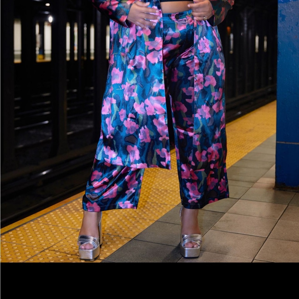 Venus floral satin print pants size 1X (14-16)
